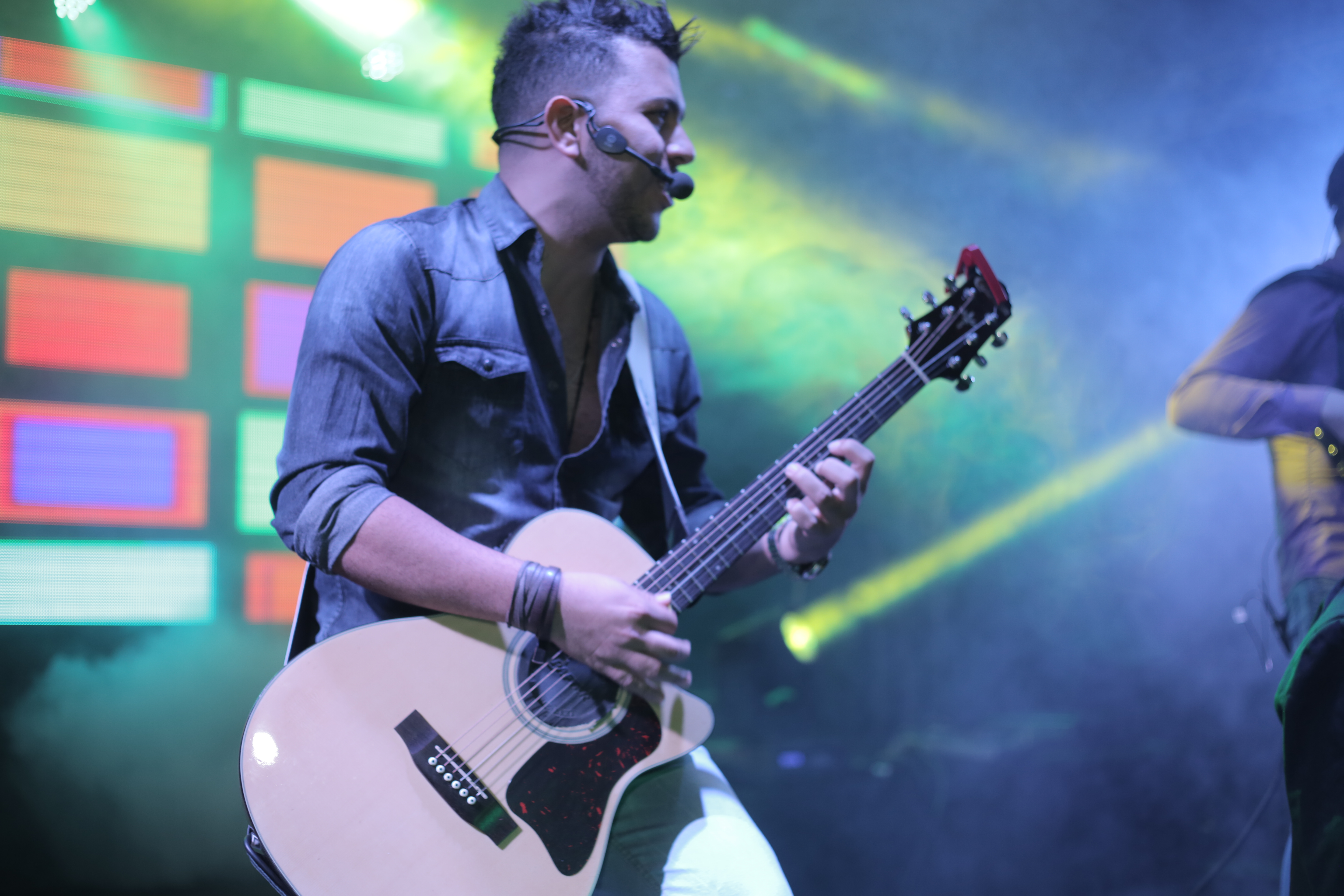 Miguel Matus ao vivo com iluminação profissional - Show para eventos São Paulo